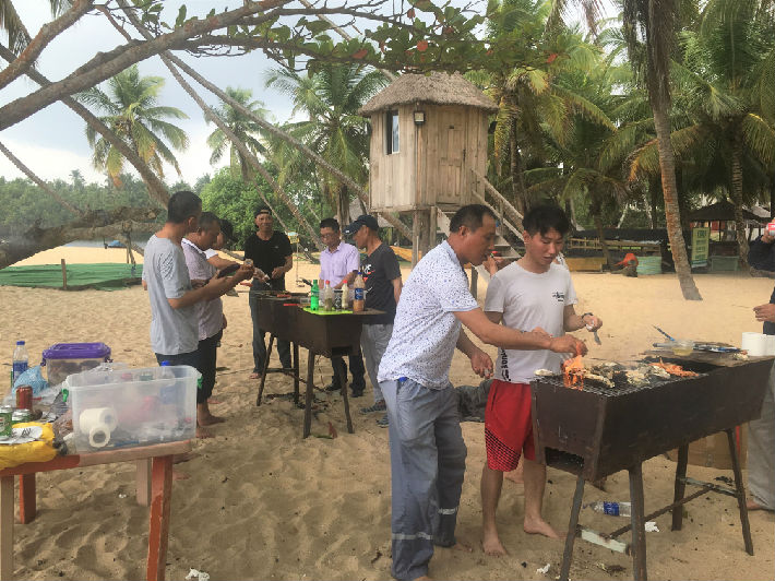 尼日利亚项目部组织员工吃“年夜饭”-烧烤.jpg