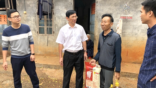 黄祥波慰问贫困户2_副本.jpg